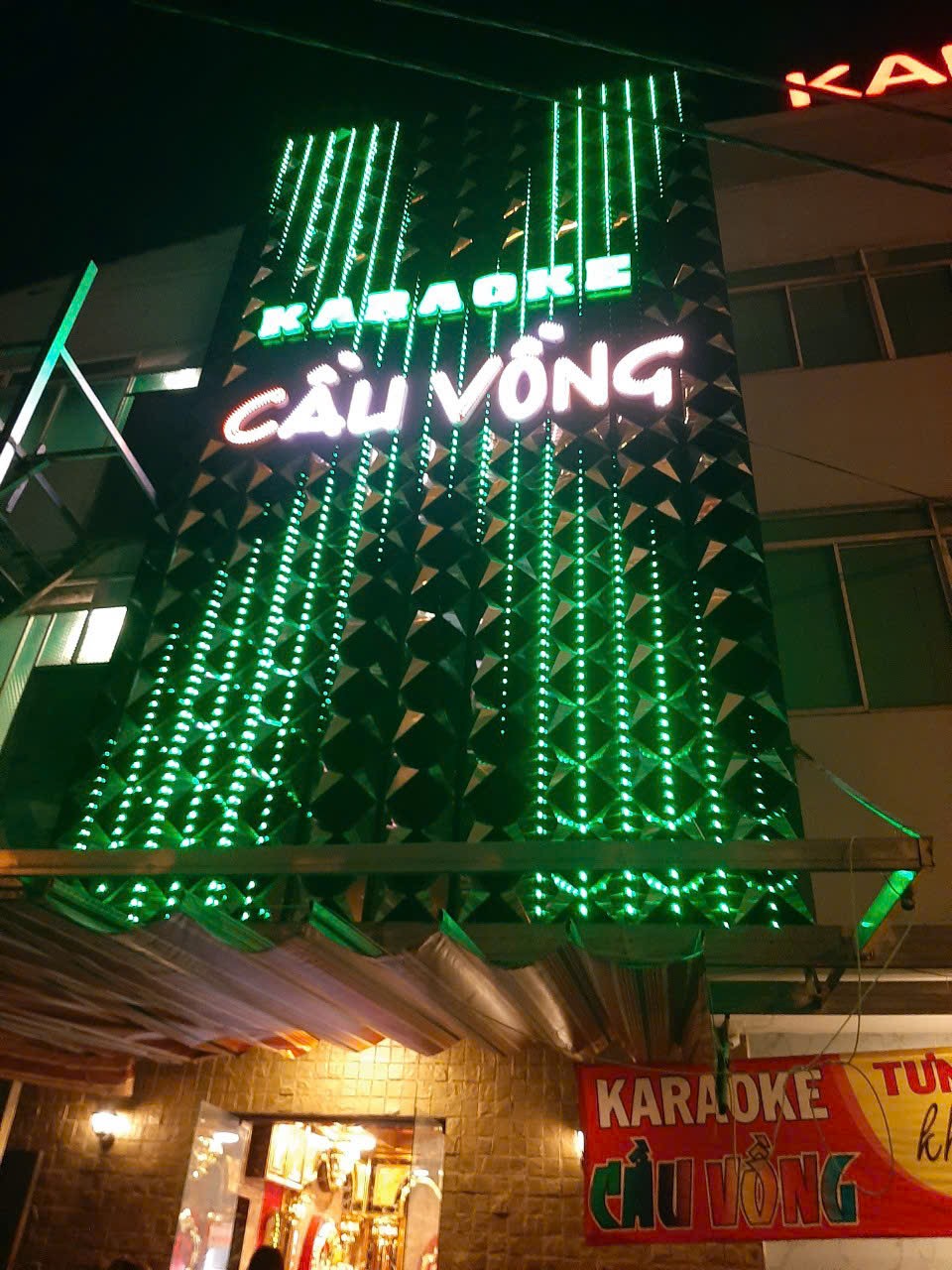 Bảng hiệu karaoke quận Tân Phú