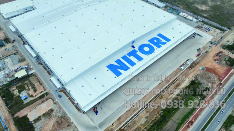 Logo NITORI chụp từ góc phải